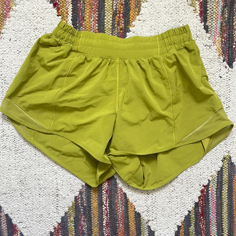 Lululemon hotty hot mid-rise lined short